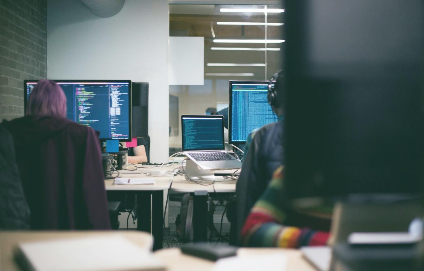 Specjalista vytugie przy pracy z systemem automatyzacji faktur